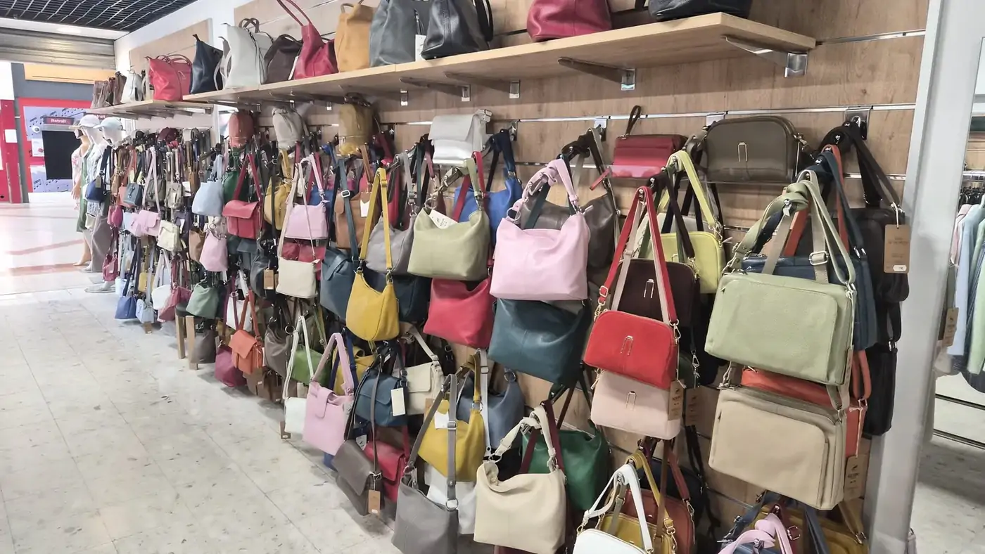 Allée de sacs en cuir colorés