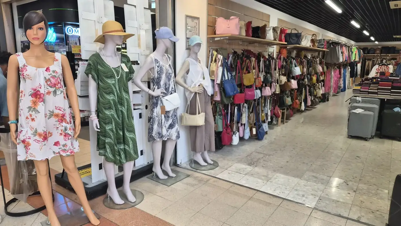 Boutique Inspiration Massy : mannequins en robes et mur de sacs en cuir