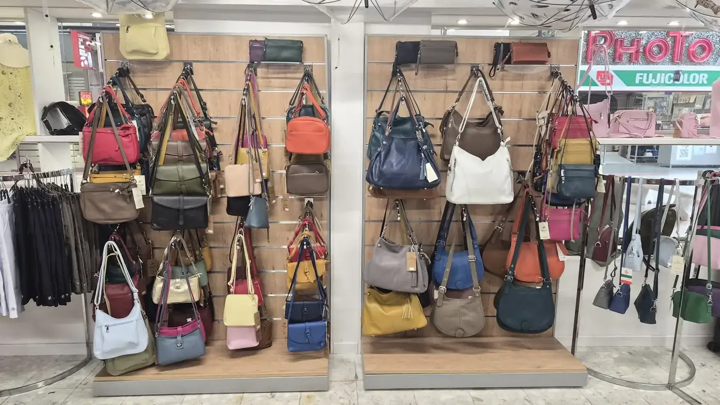 Mur de sacs à main et hobos en cuir italien à Inspiration Massy