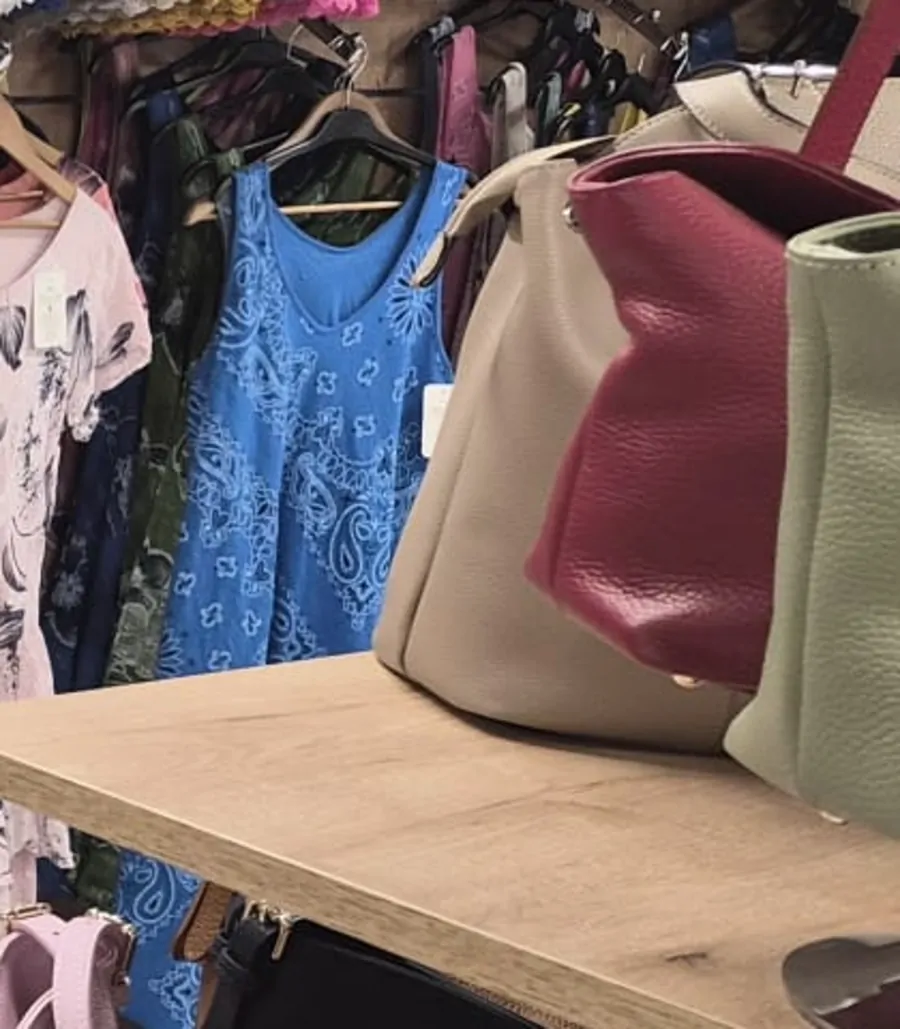 Cabas cuir beige, bordeaux et menthe sur table en boutique