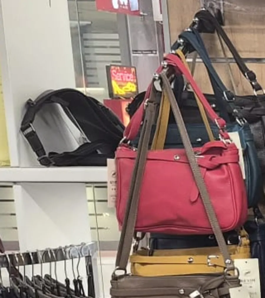 Sac bandoulière en cuir fuchsia à la boutique Inspiration