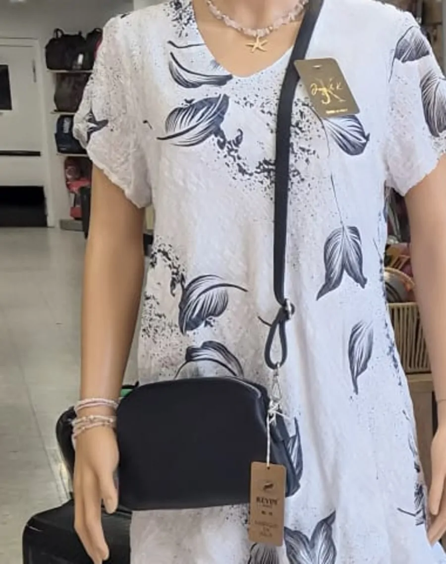 Robe blanche à imprimé feuilles et sac noir