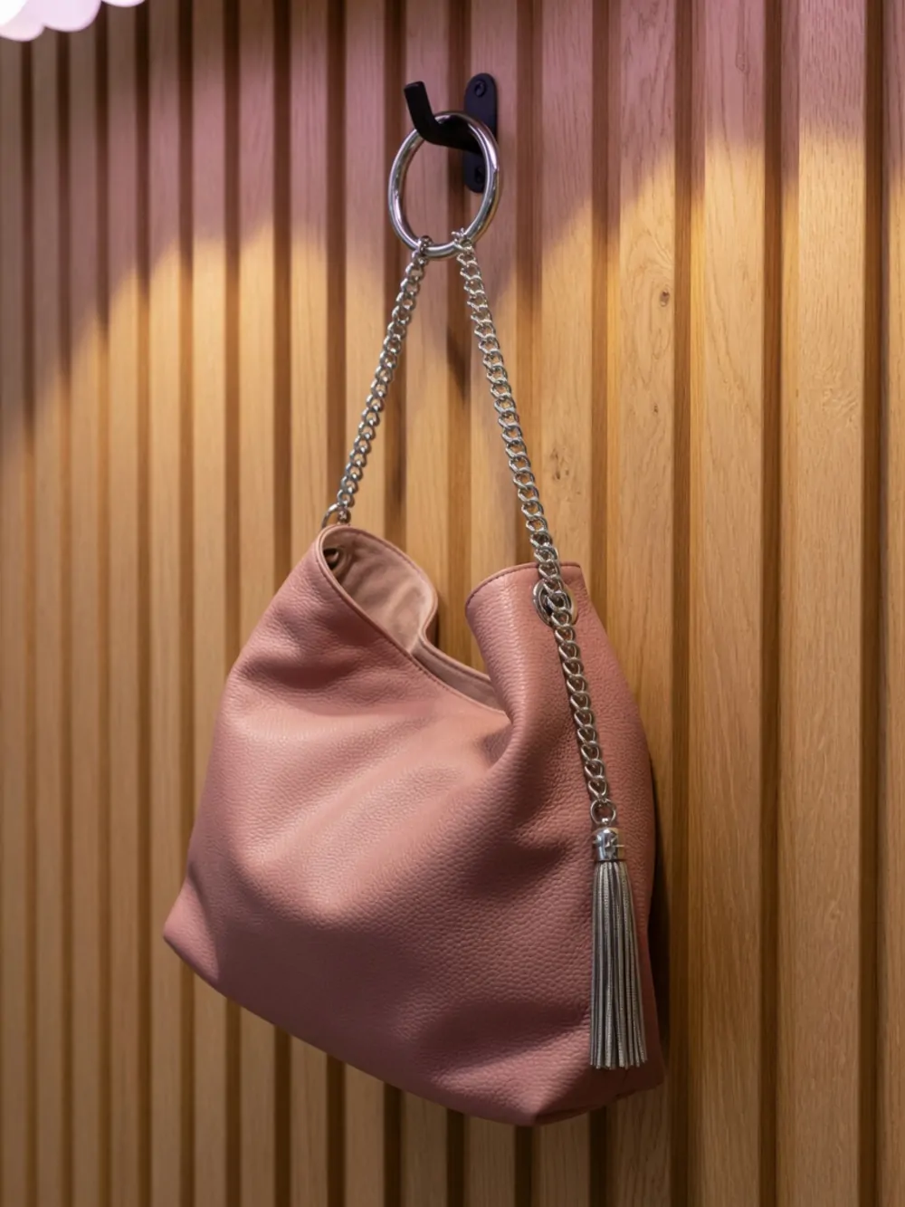 Sac hobo cuir rose poudré, photo studio