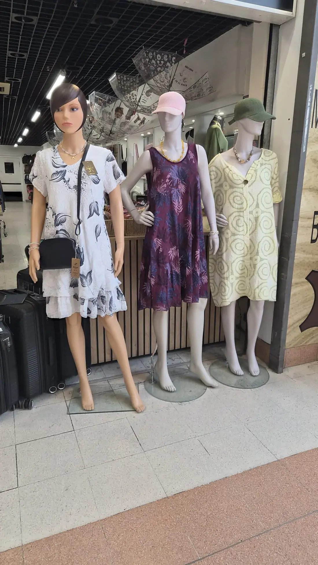 Mannequins en robes d’été à la vitrine Inspiration Massy, petit sac noir
